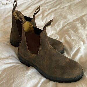 Distressed brown Blundstones - BRAND NEW
